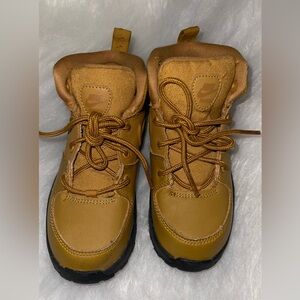 Nike Manoa size 10c boots wheat color